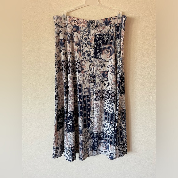 Women’s Skirt size xl floral prints design - Picture 4 of 5